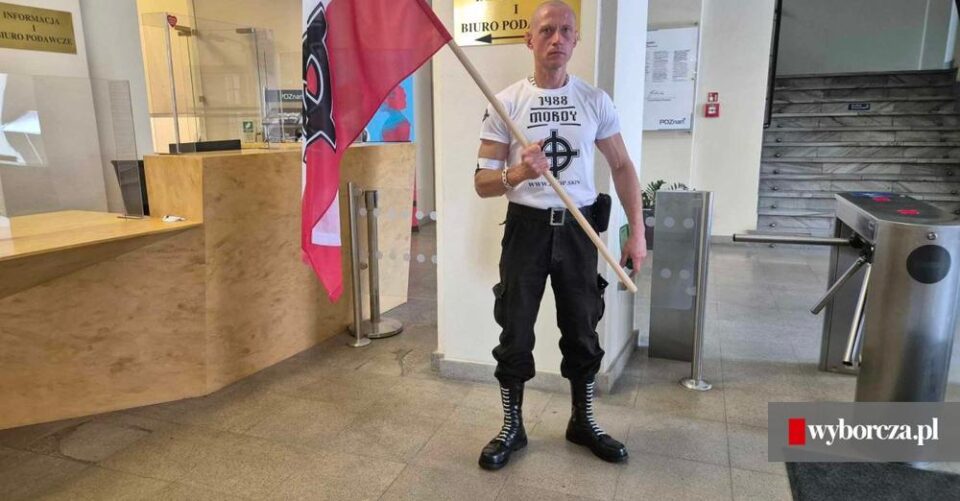 Neonaziści w urzędzie miasta. Przyszli powiedzieć, że nie są neonazistami